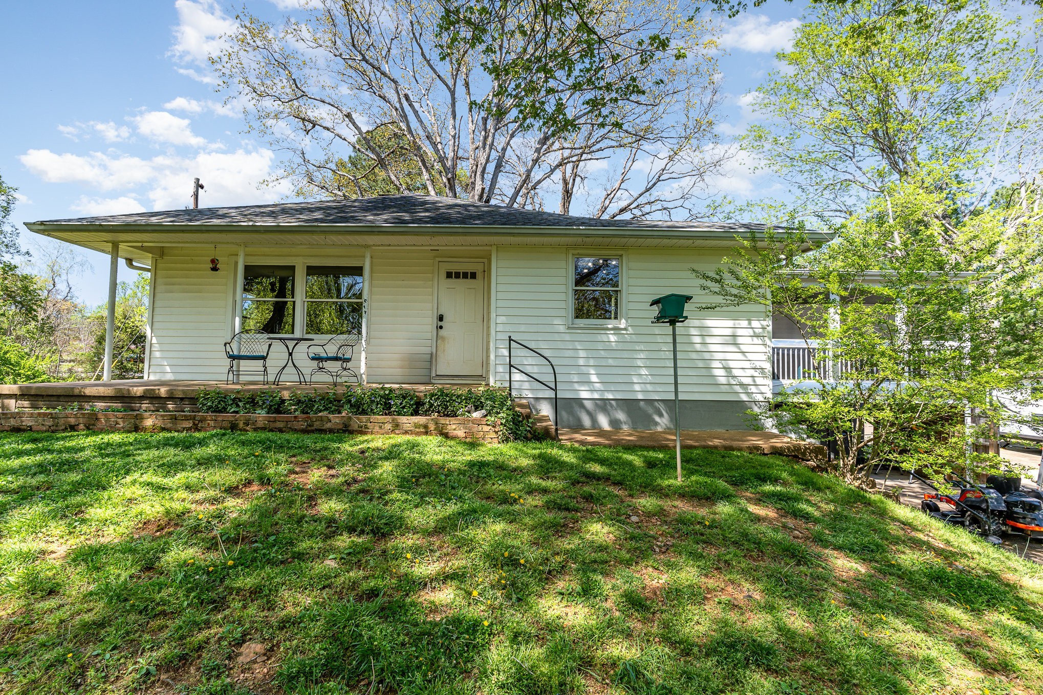 1029 Cumberland Heights Road Clarksville, TN 37040 - Photo 25 of 34 a front view of a house with a garden