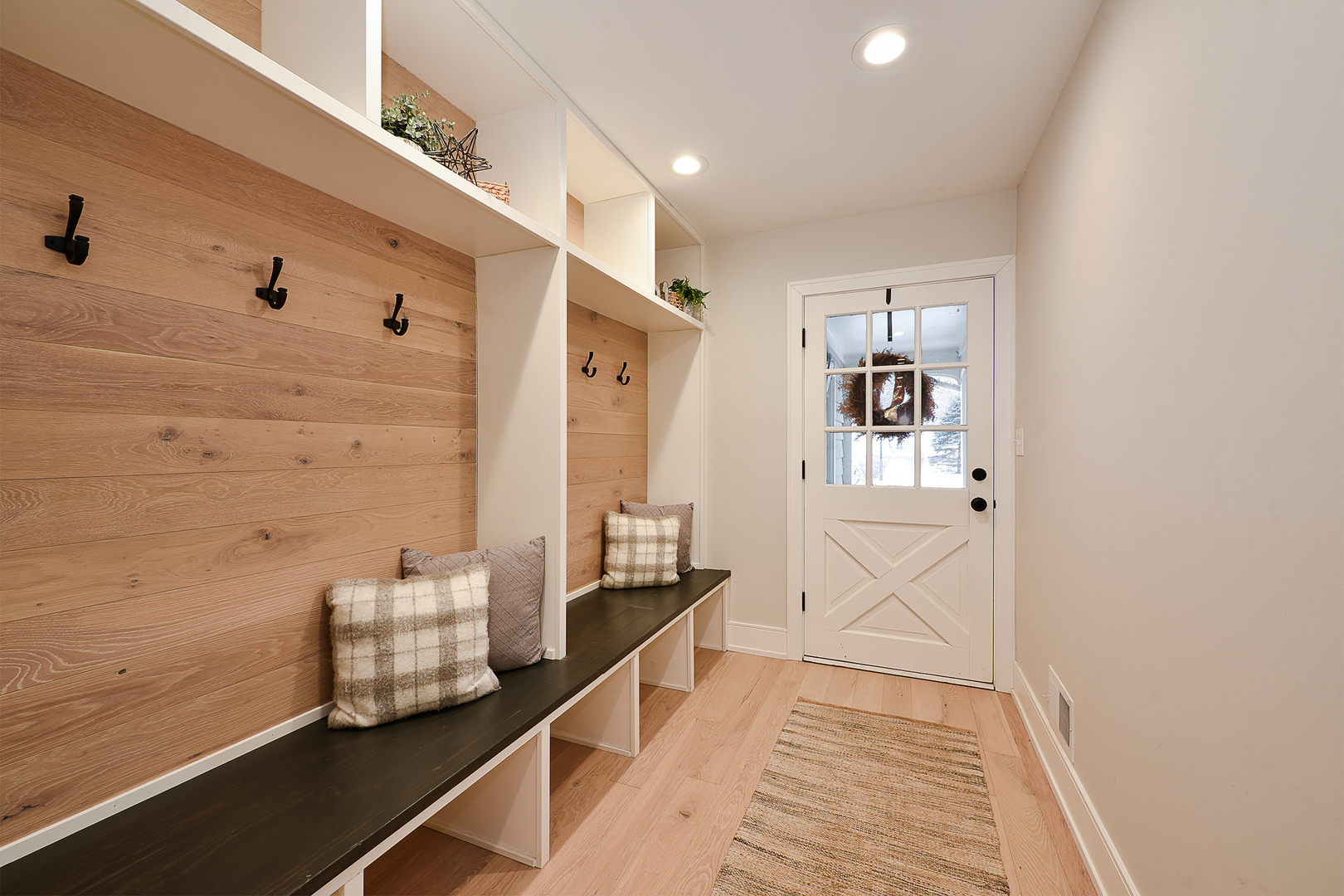 688 Thompson's Way Inverness, IL 60067 - Photo 15 of 34 a living room with furniture