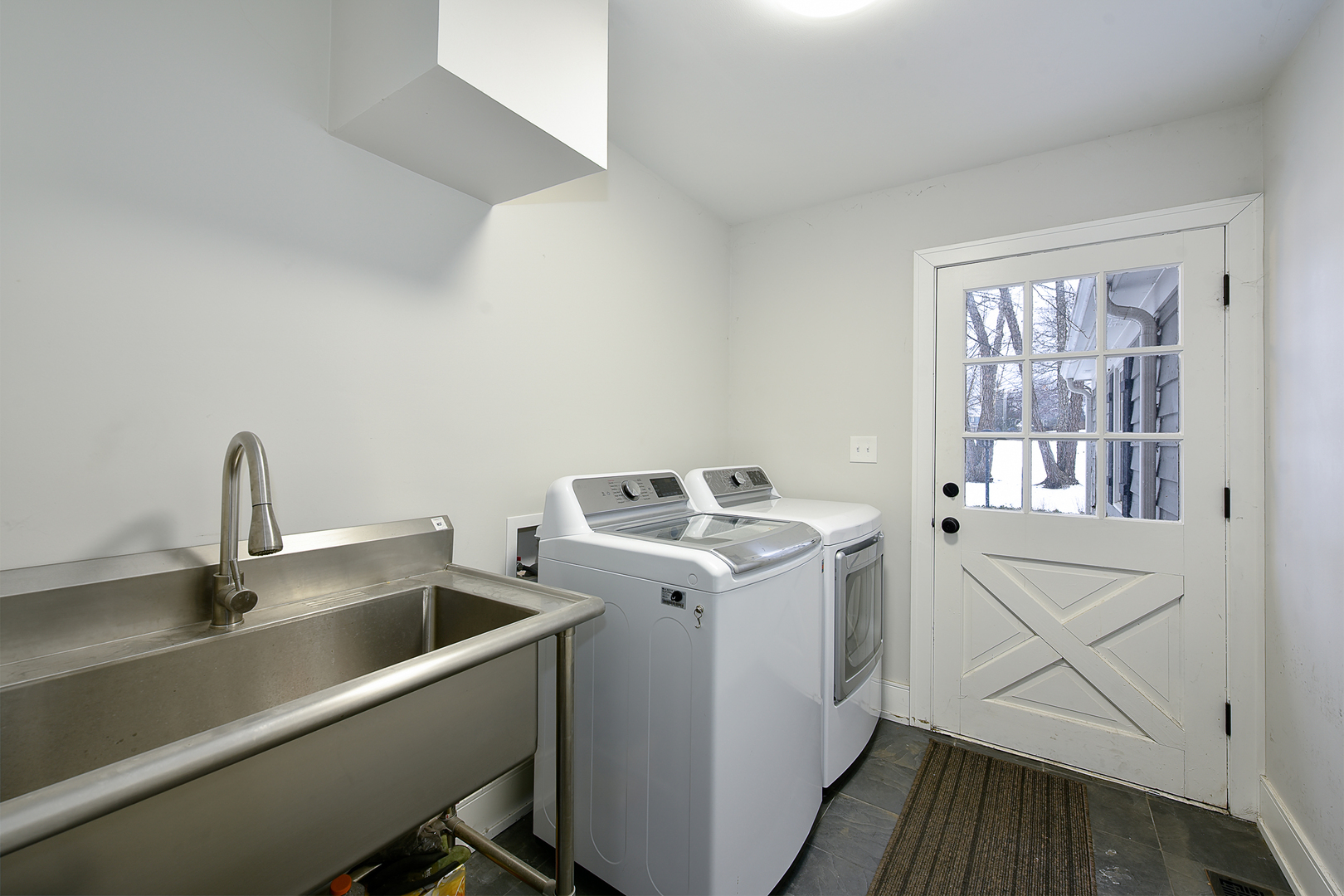 688 Thompson's Way Inverness, IL 60067 - Photo 17 of 34 a view of a kitchen with sink and washing machine