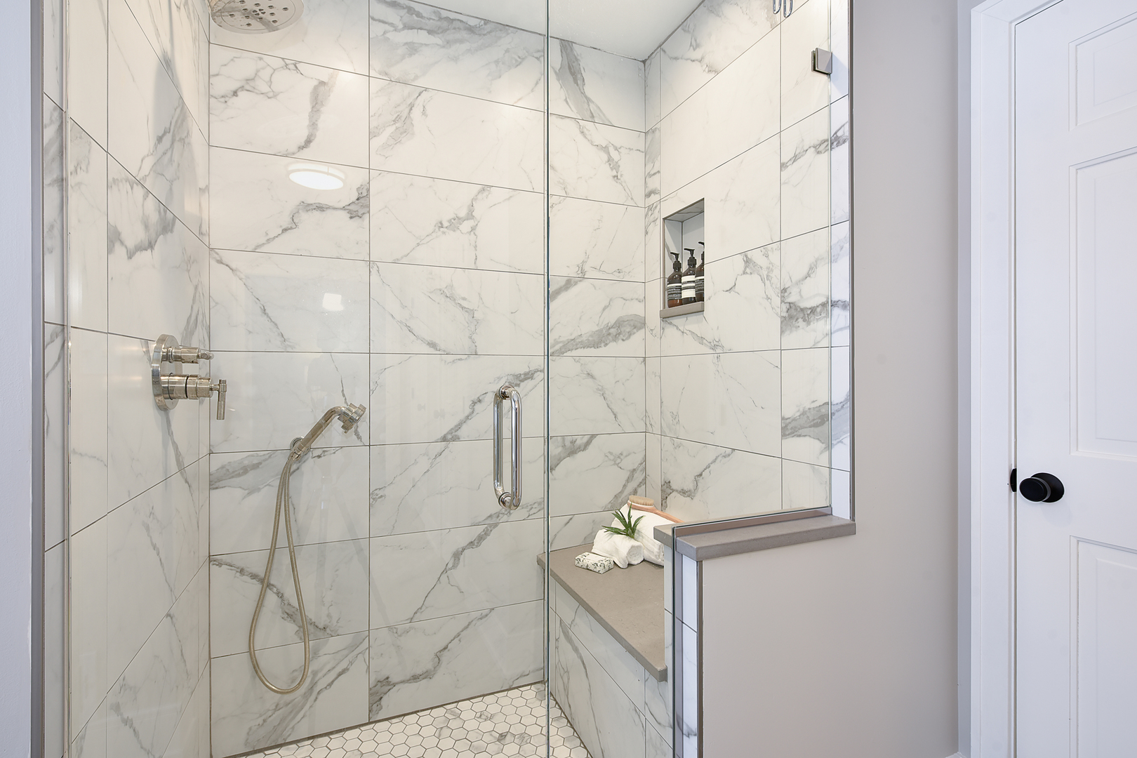 688 Thompson's Way Inverness, IL 60067 - Photo 22 of 34 a bathroom with a shower