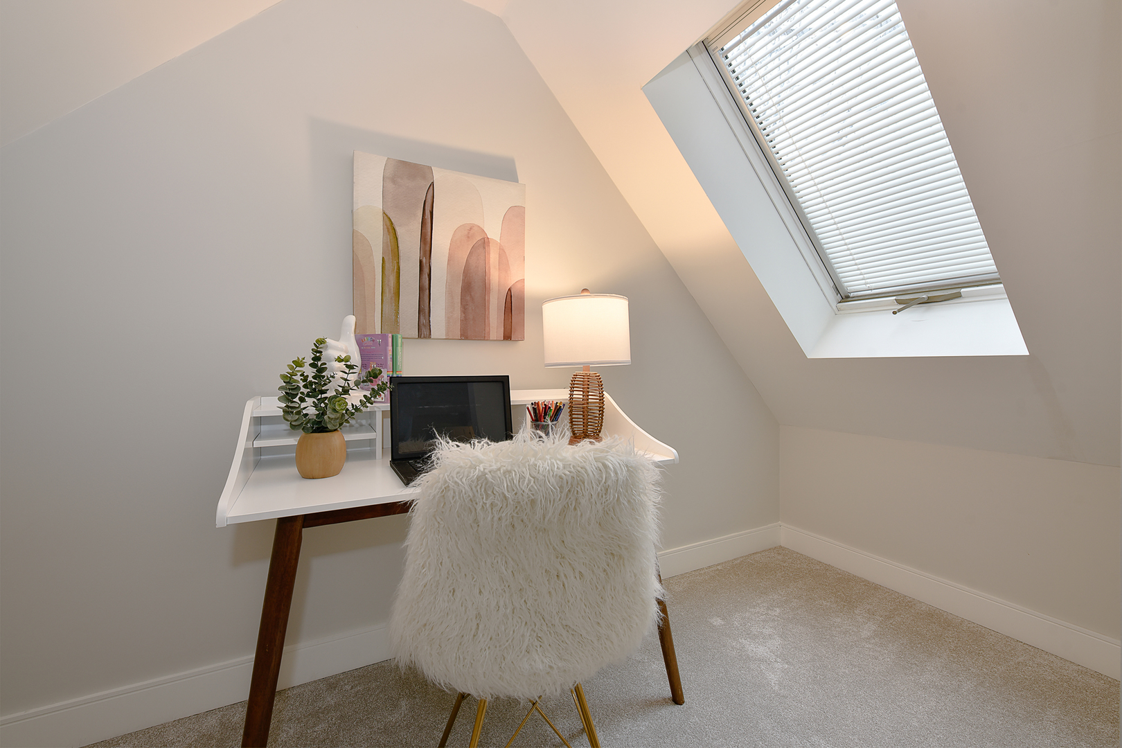 688 Thompson's Way Inverness, IL 60067 - Photo 27 of 34 a workspace with furniture and mirror