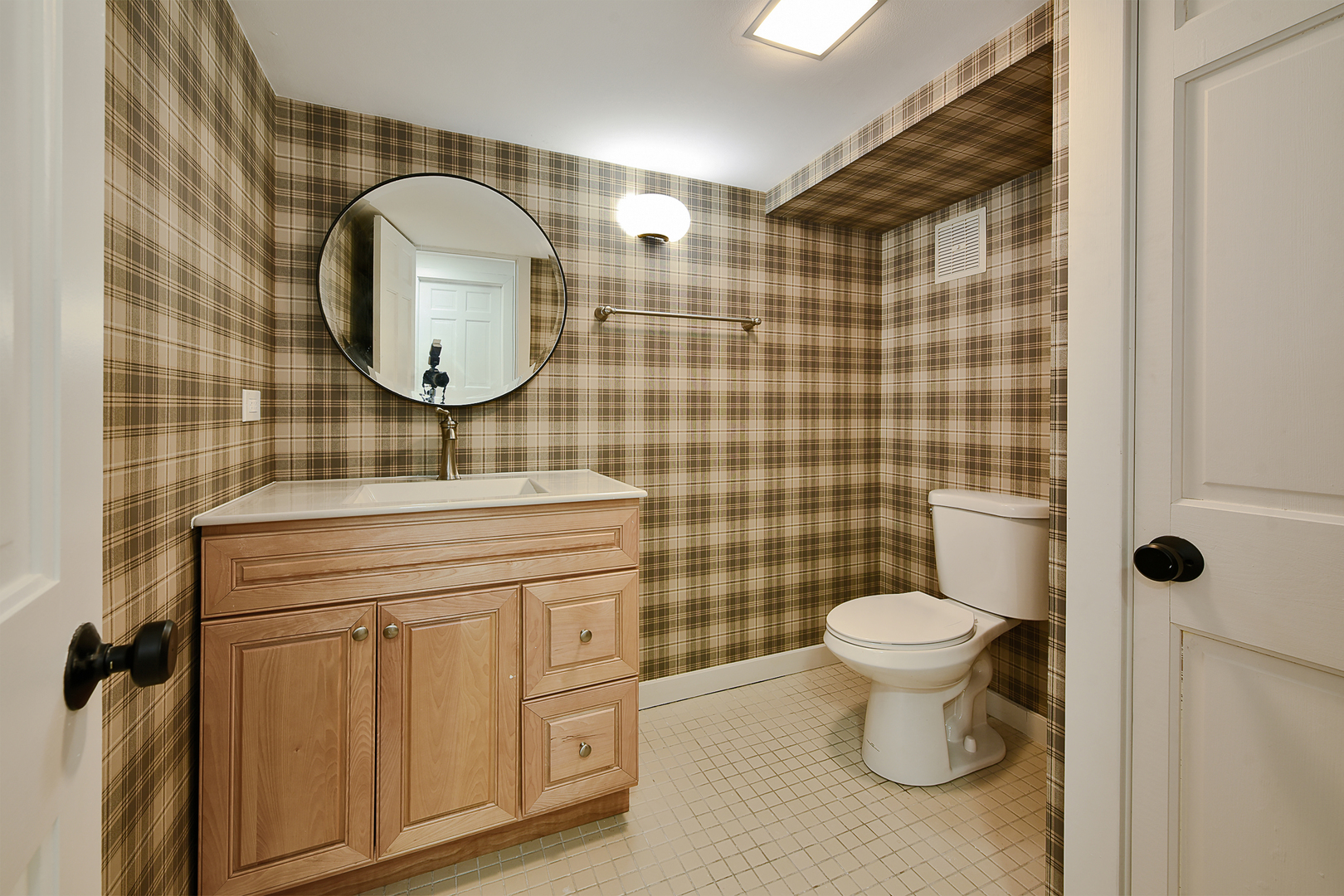 688 Thompson's Way Inverness, IL 60067 - Photo 32 of 34 a bathroom with a toilet a sink and a mirror