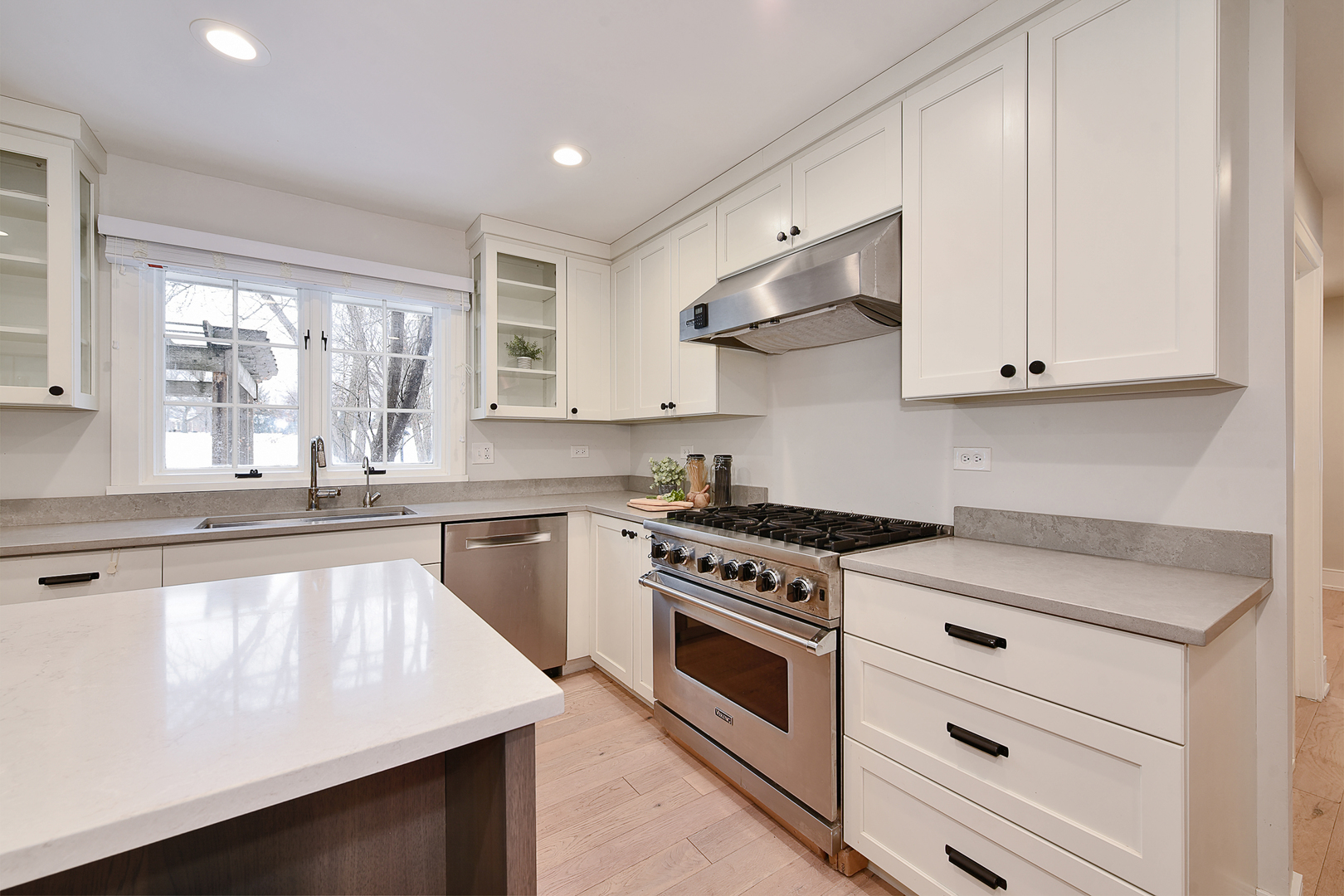 688 Thompson's Way Inverness, IL 60067 - Photo 4 of 34 a kitchen with white cabinets and appliances