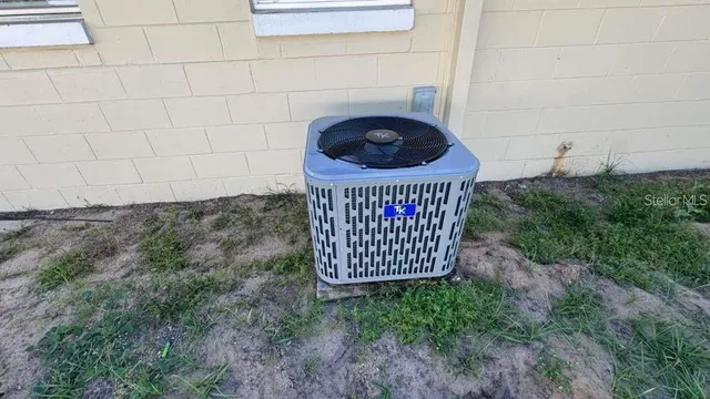 a view of entryway and garden