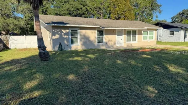 a view of a yard in front of house