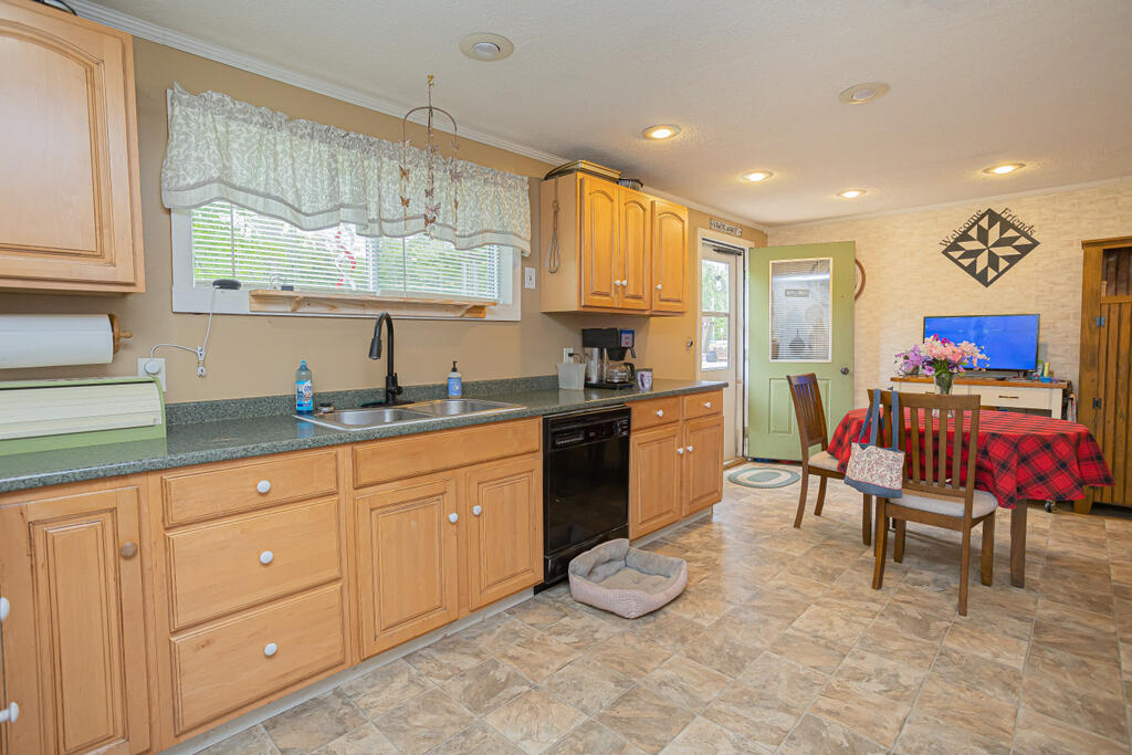91 U.S. Rte 2 Wilton, ME 04294 - Photo 3 of 37 sandyriverrealty-22