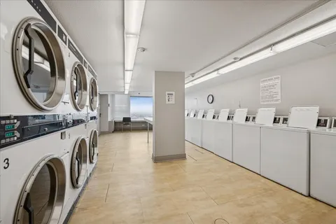 $239,900 | 2728 North Hampden Court, Unit 910, Chicago, IL 60614