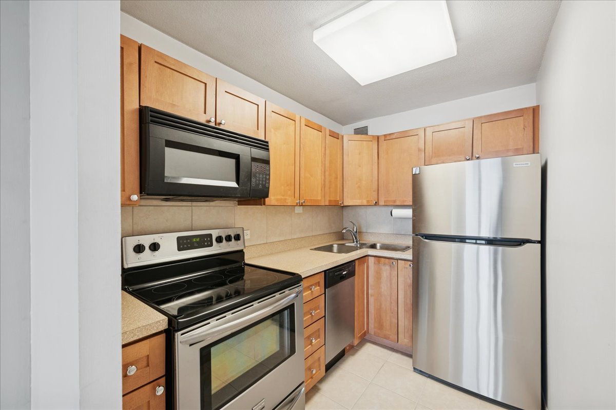 2728 North Hampden Court, Unit 910 Chicago, IL 60614 - Photo 6 of 15 a kitchen with a refrigerator stove and microwave