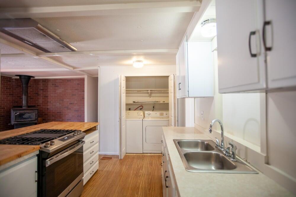 4778 North River Road Gold Hill, OR 97525 - Photo 2 of 15 a kitchen that has a sink a stove and refrigerator