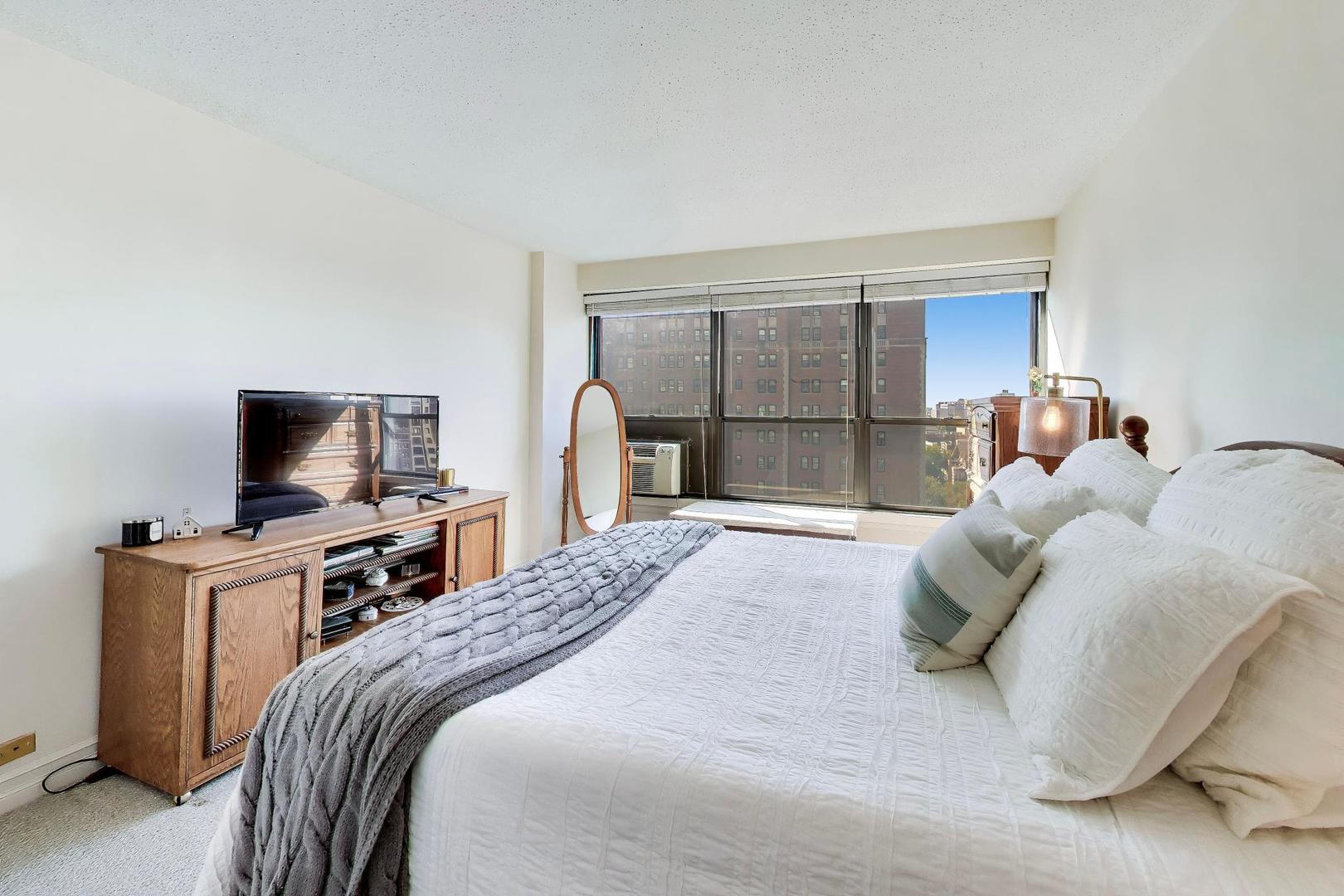 2930 North Sheridan Road, Unit 1205 Chicago, IL 60657 - Photo 15 of 36 Gallery Image 15