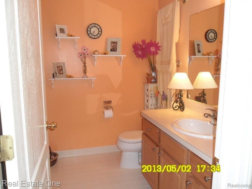 1574 Nadine Rochester, MI 48307 - Photo 14 of 19 Main Bath