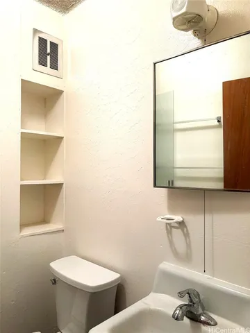 $1,600 | 1521 Halekula Way, Unit 206, Honolulu, HI 96822