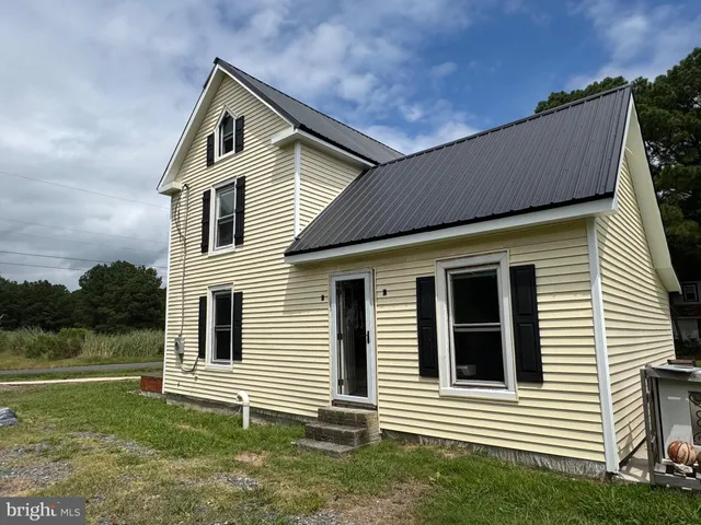 a view of a house with backyard and porch