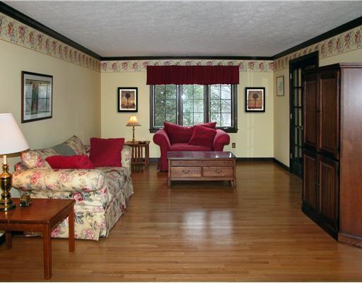 100 Yorktown Road Canonsburg, PA 15317 - Photo 3 of 18 Living Room.