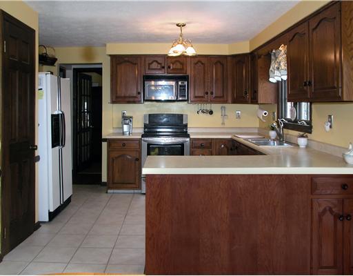 100 Yorktown Road Canonsburg, PA 15317 - Photo 6 of 18 Kitchen.