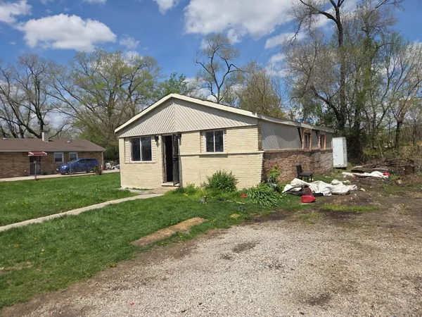 a view of a house with backyard and garden