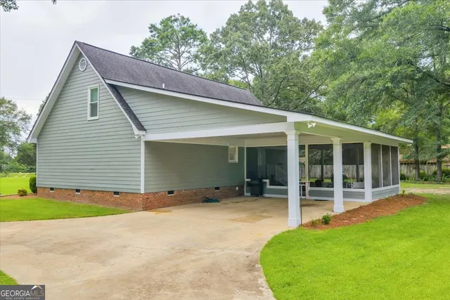 a view of a house with backyard and porch