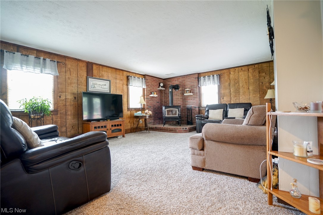 7402 Chestnut-Ridge Road Hubbard, OH 44425 - Photo 11 of 23 Living Room