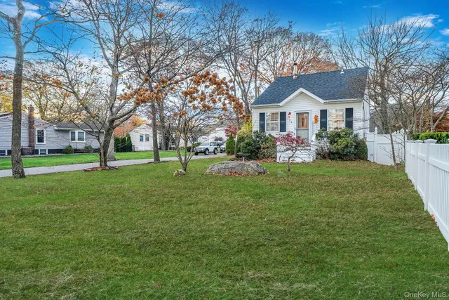 $525,000 | 156 Clinton Avenue, East Patchogue, NY 11772