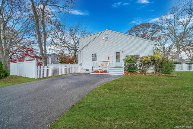 $525,000 | 156 Clinton Avenue, East Patchogue, NY 11772