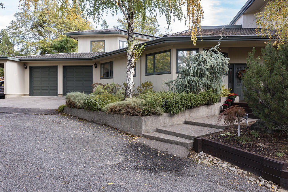 2255 Johns Peak Road Central Point, OR 97502 - Photo 2 of 36 Entry