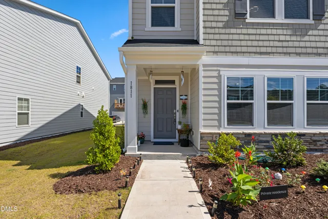 a view of a house with a backyard