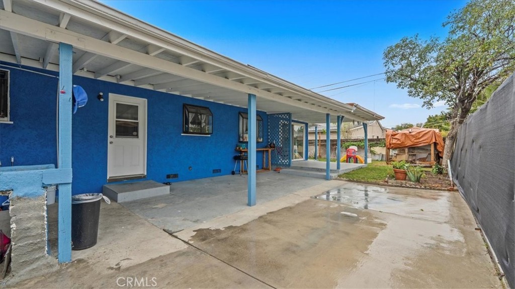 742 South Magnolia Avenue Rialto, CA 92376 - Photo 18 of 19 a view of a chair and tables in the patio