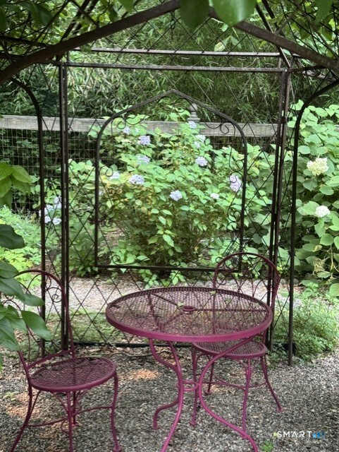 131 Georgetown Road Weston, CT 06883 - Photo 32 of 37 Relax and enjoy an afternoon iced tea
