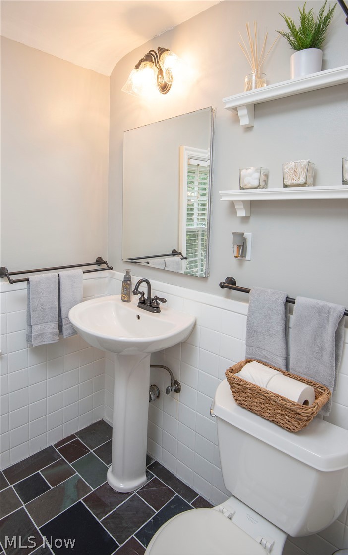2583 Channing Road Cleveland, OH 44118 - Photo 17 of 21 Full Bath upstairs is newly painted including ceiling, new hardware, freshened tub/shower!