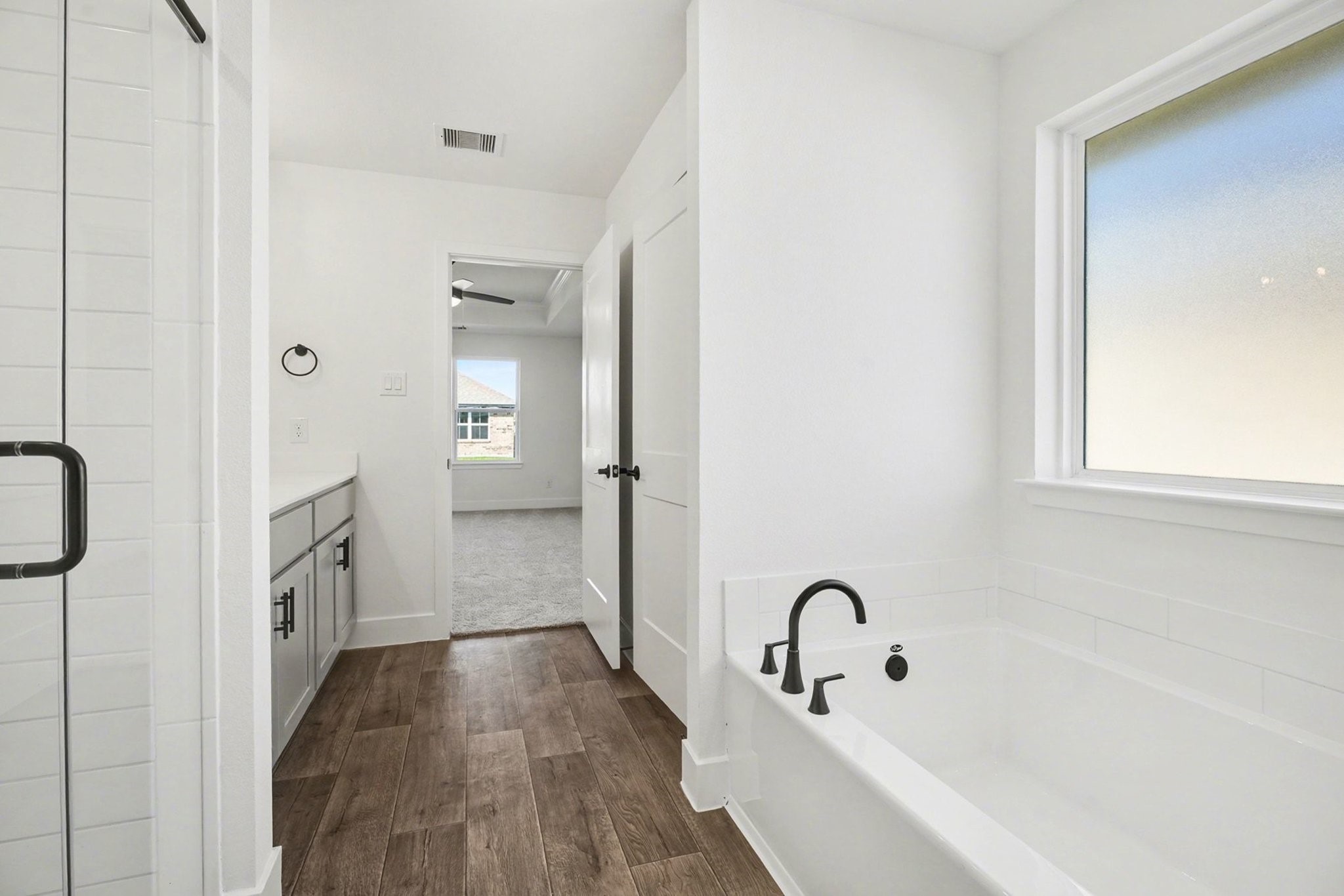 1 Keystone Court Angleton, TX 77515 - Photo 21 of 26 a bathroom with a bathtub and a sink