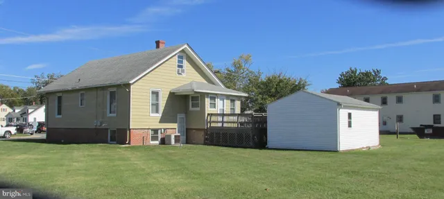 a view of a house with backyard and a garden