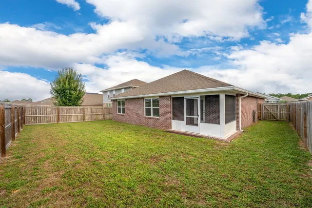 a view of a backyard