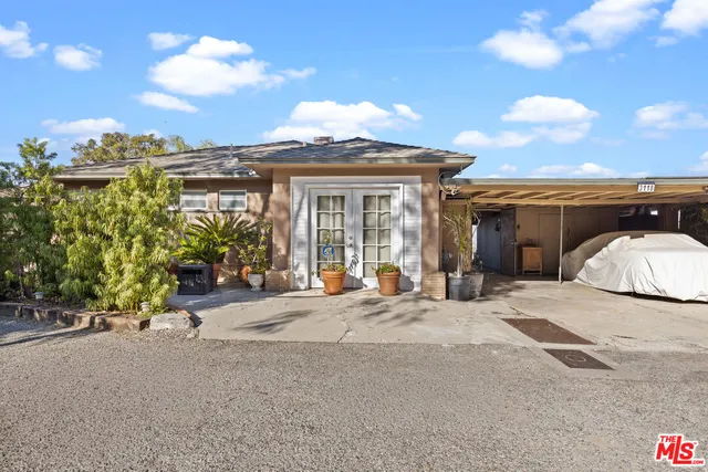 a view of a house with backyard and porch