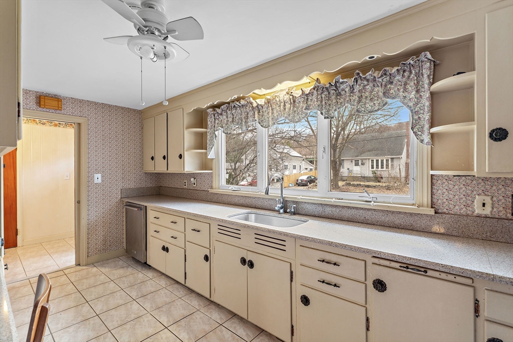 21 Trinity Avenue Worcester, MA 01605 - Photo 24 of 38