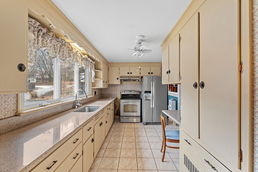 21 Trinity Avenue Worcester, MA 01605 - Photo 26 of 38