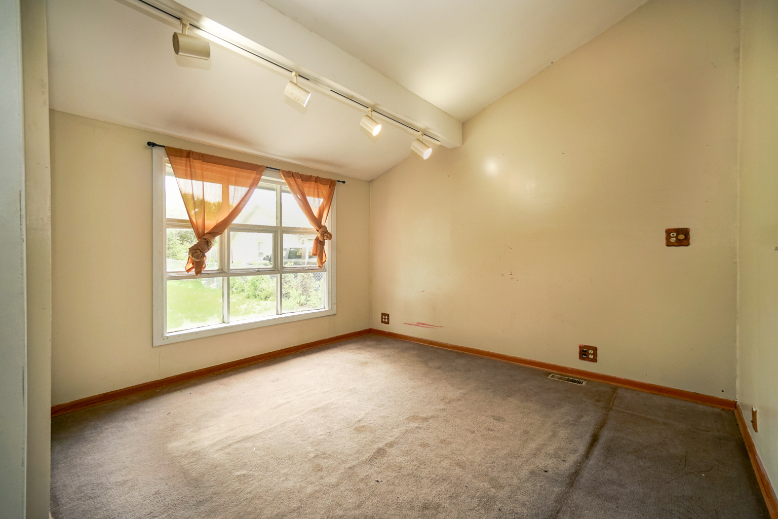 1010 North Elmhurst Road Prospect Heights, IL 60070 - Photo 5 of 15 an empty room with a window