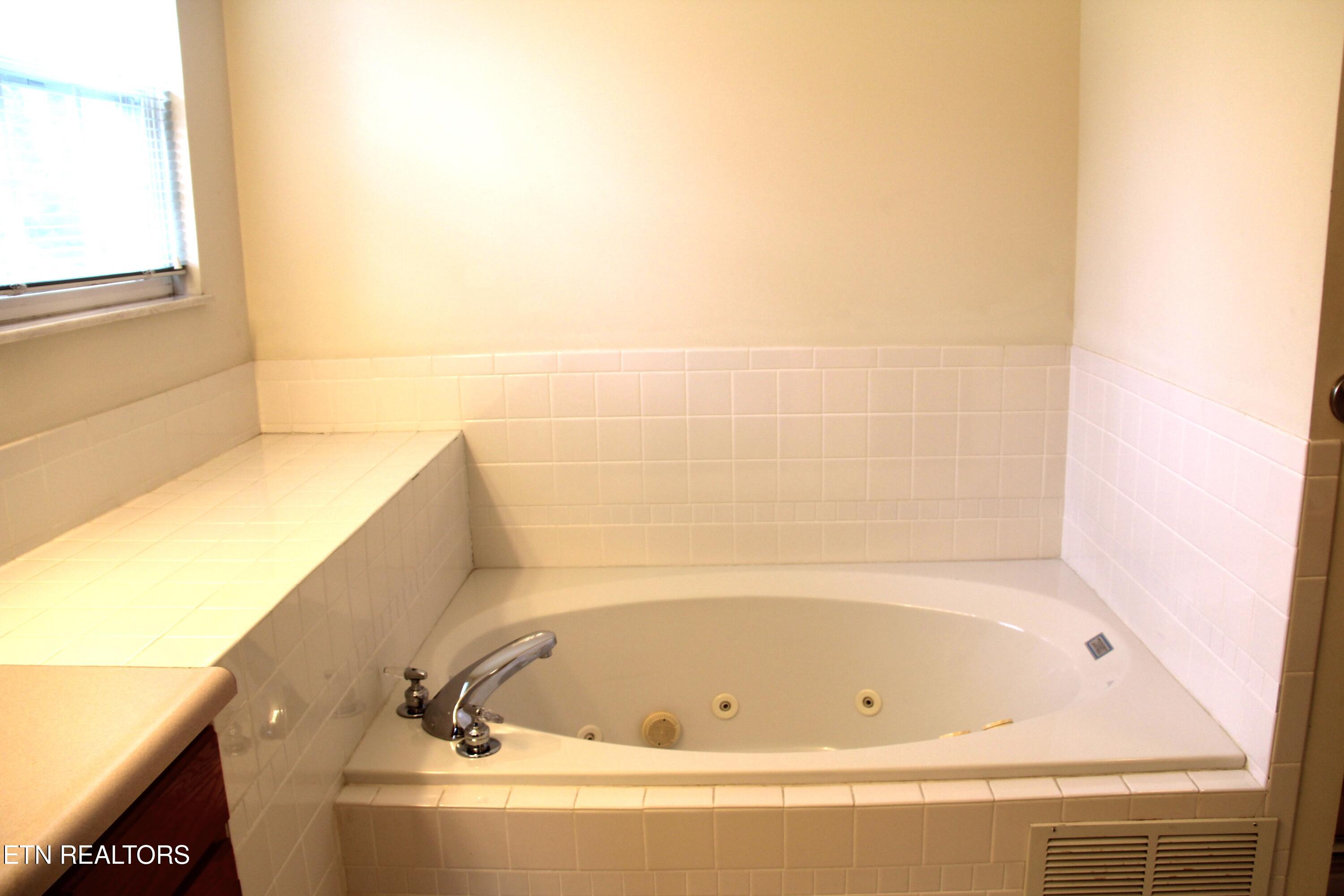 413 Herringbone Court Powell, TN 37849 - Photo 22 of 35 Whirlpool tub