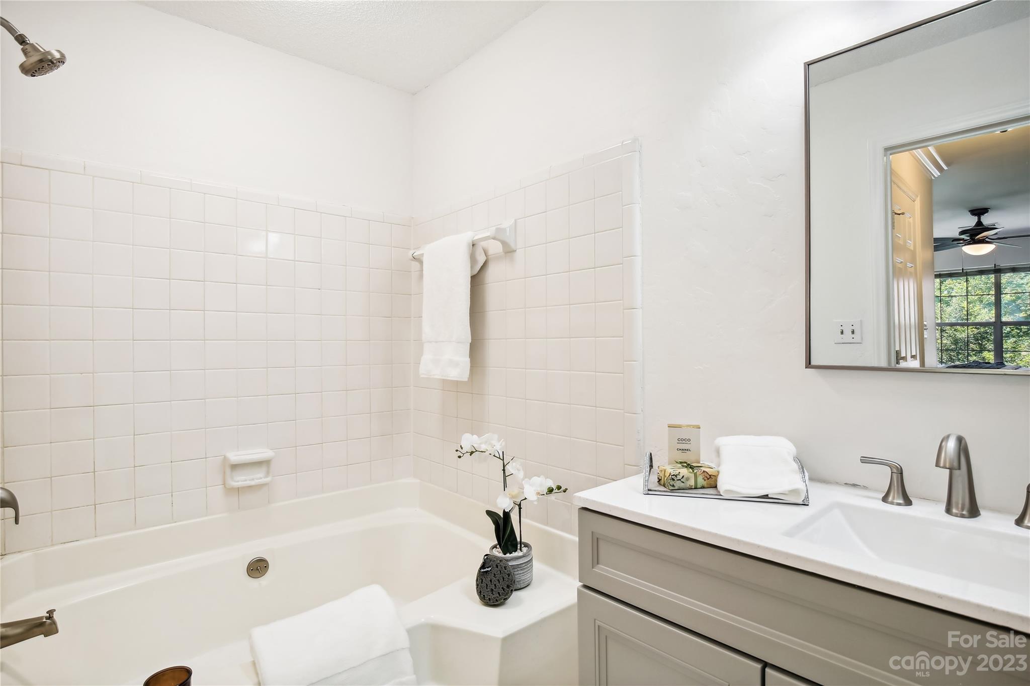 5007 Sharon Road, Unit E Charlotte, NC 28210 - Photo 21 of 30 a bathroom with a sink and a bathtub