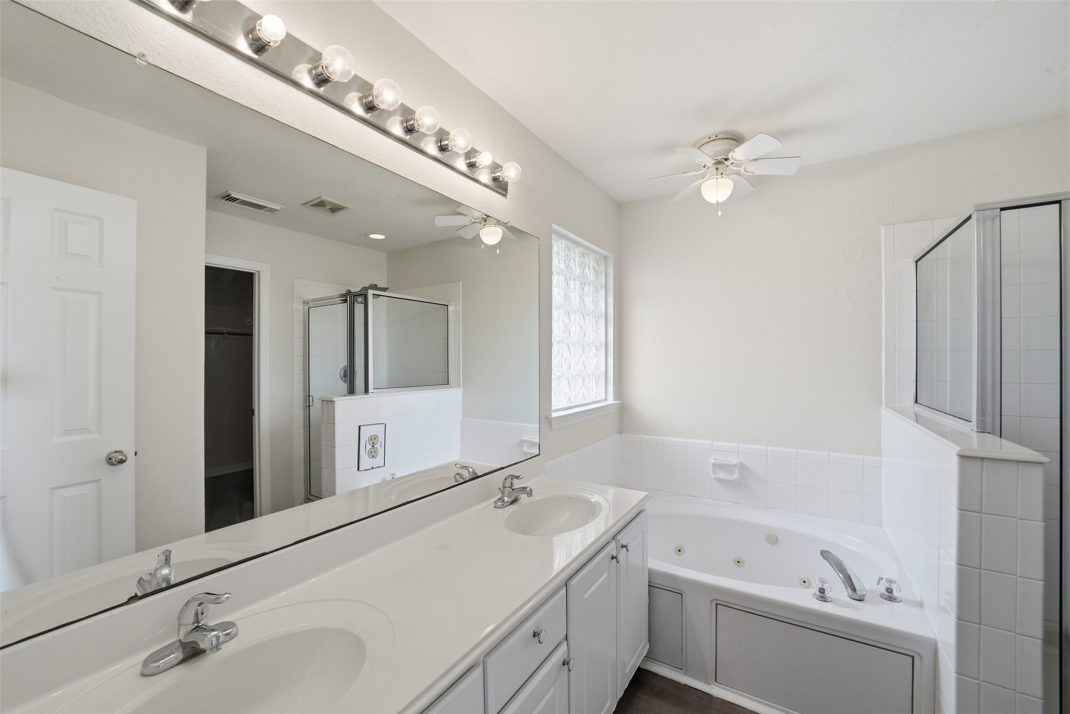 2110 Ridge Wood Lane Sugar Land, TX 77479 - Photo 17 of 26 a bathroom with a tub a sink and mirror