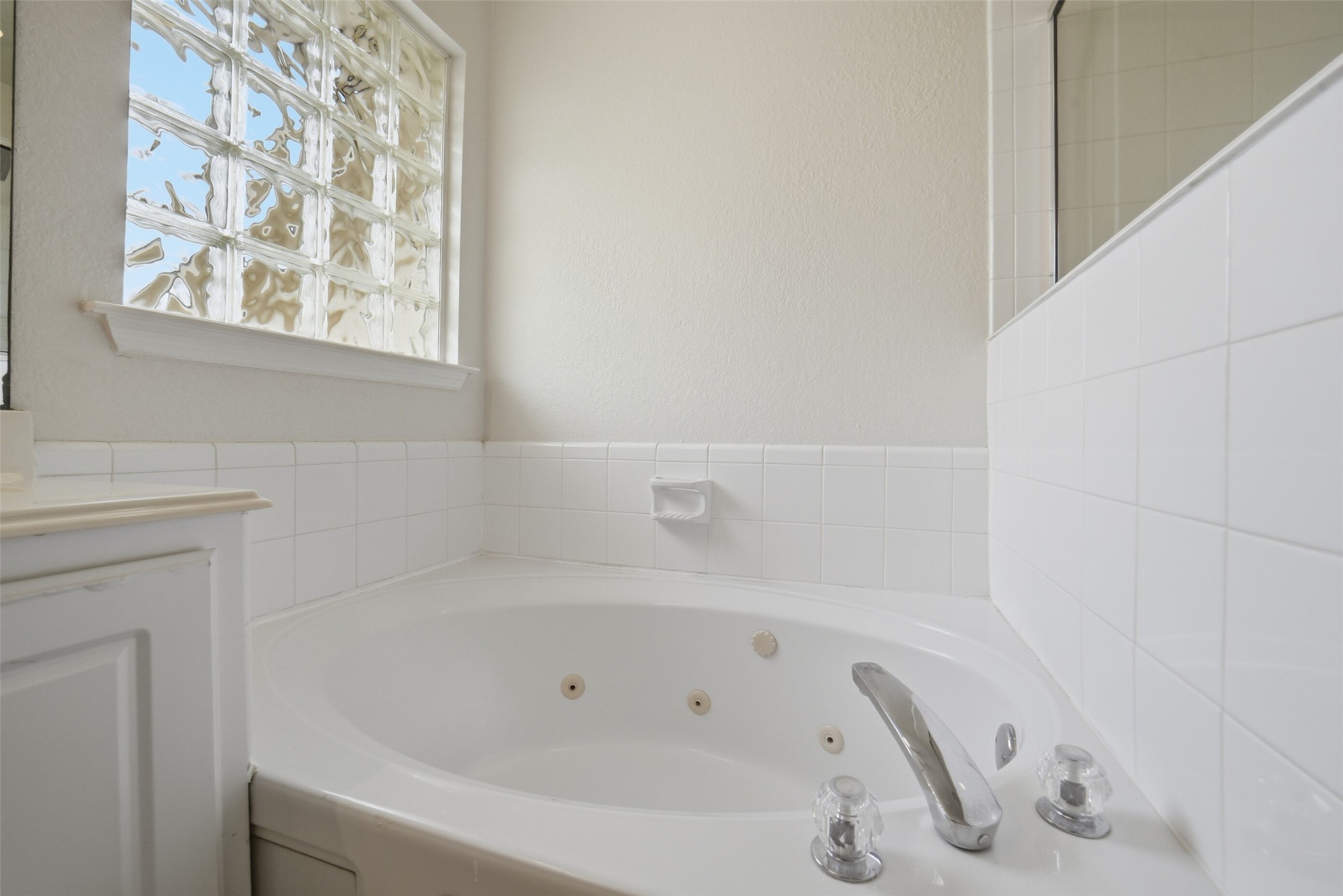 2110 Ridge Wood Lane Sugar Land, TX 77479 - Photo 18 of 26 a bathroom with bathtub