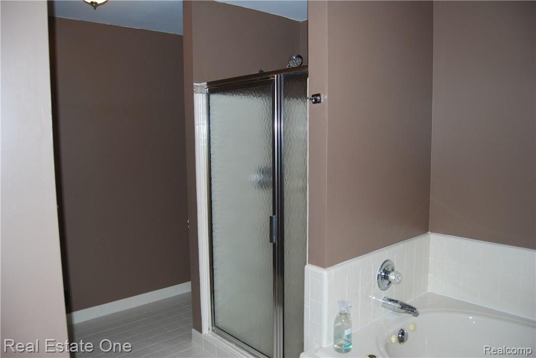 2152 Rochelle Park Drive, Unit 102 Rochester, MI 48309 - Photo 11 of 22 Master Bath Jetted Tub/Separate Shower