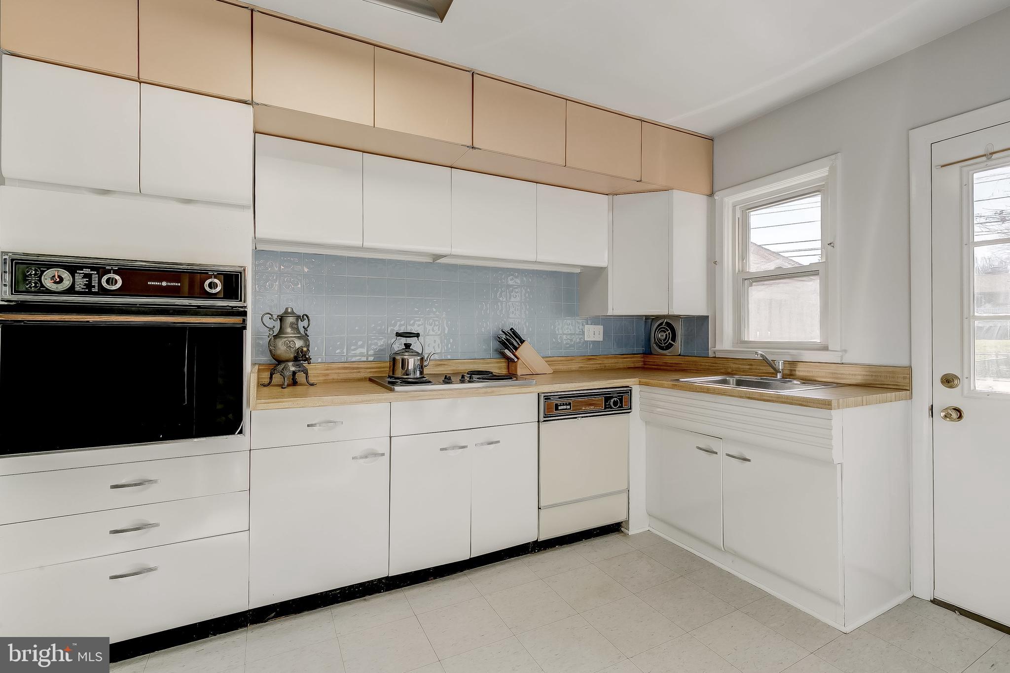 1215 Brixton Road Baltimore, MD 21239 - Photo 17 of 42 Kitchen