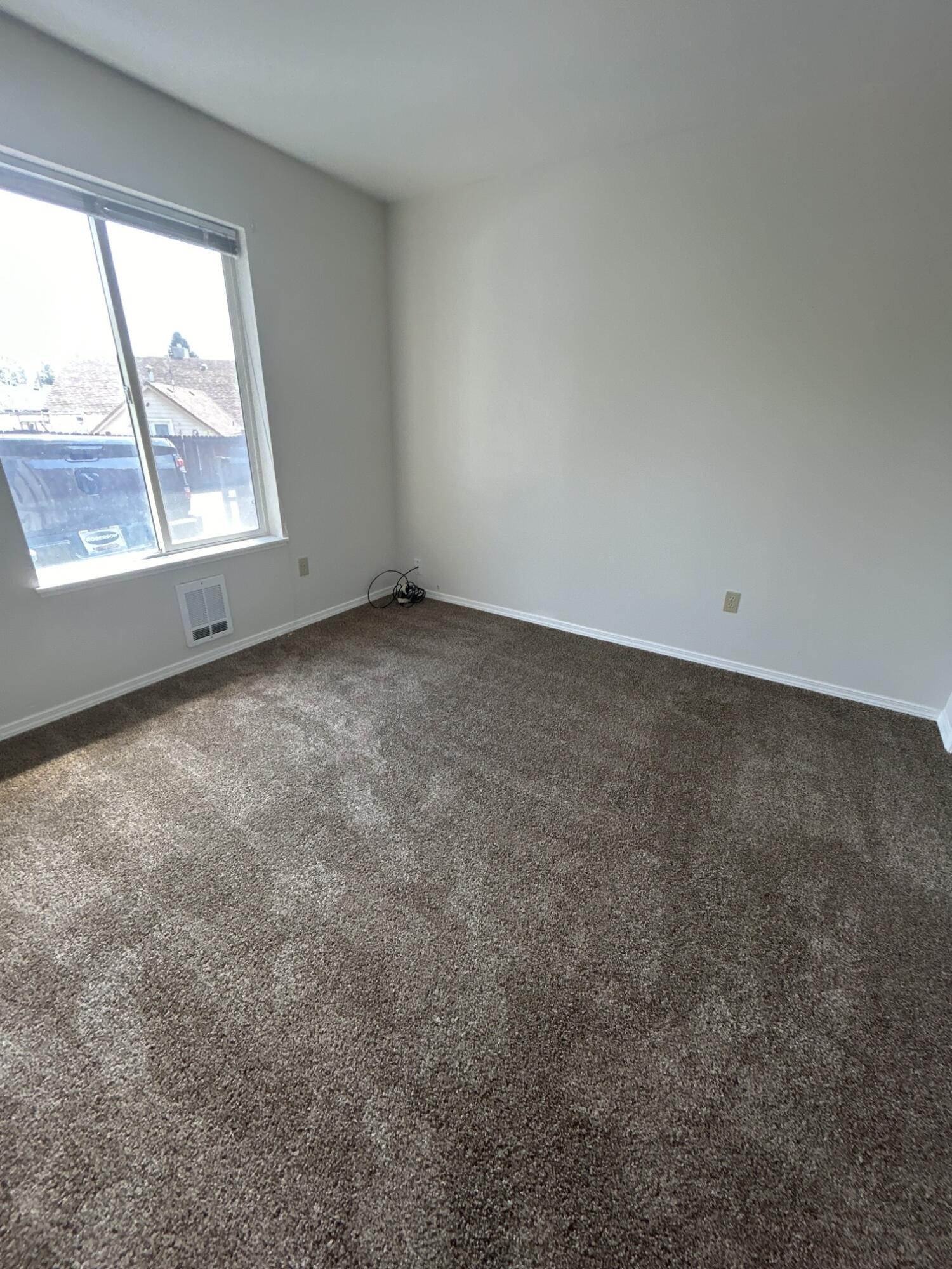 2211 Southwest Quartz Avenue Redmond, OR 97756 - Photo 10 of 26 an empty room with windows