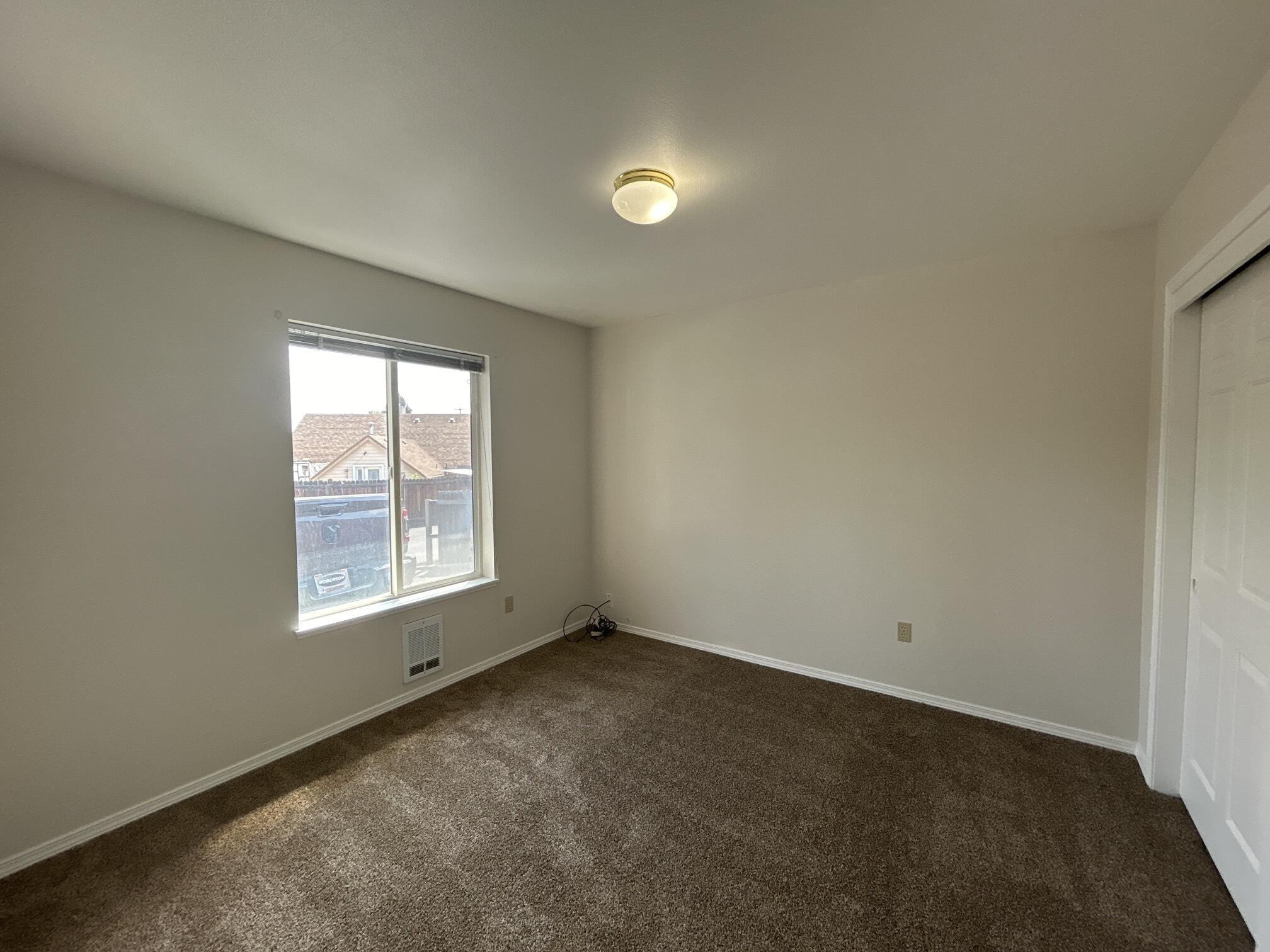 2211 Southwest Quartz Avenue Redmond, OR 97756 - Photo 7 of 26 an empty room with a window