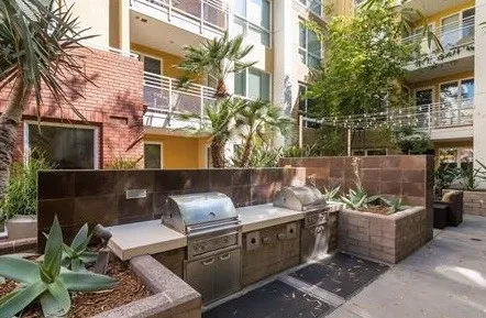 $2,999 | 21301 Erwin Street, Unit 402, Woodland Hills, CA 91367