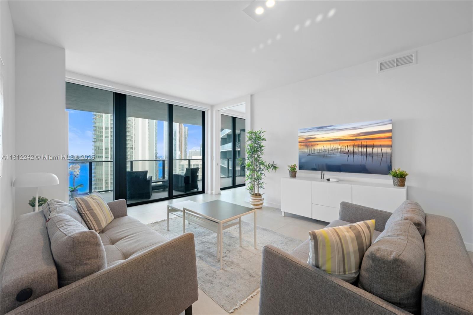 650 Northeast 32nd Street, Unit 2502 Miami, FL 33137 - Photo 7 of 29