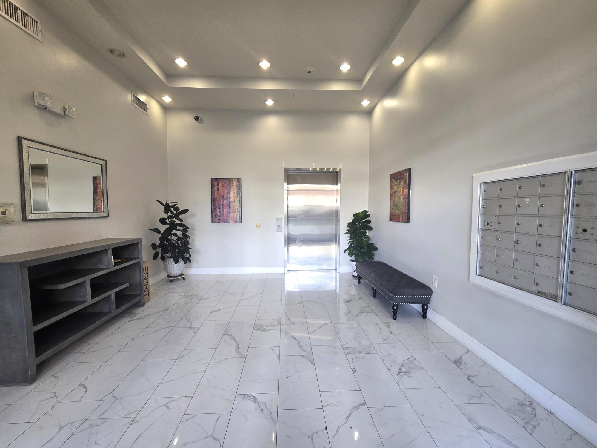 1900 Genesee Street, Unit 207 Houston, TX 77006 - Photo 42 of 50 Fashionable building lobby. Mail section is on right.