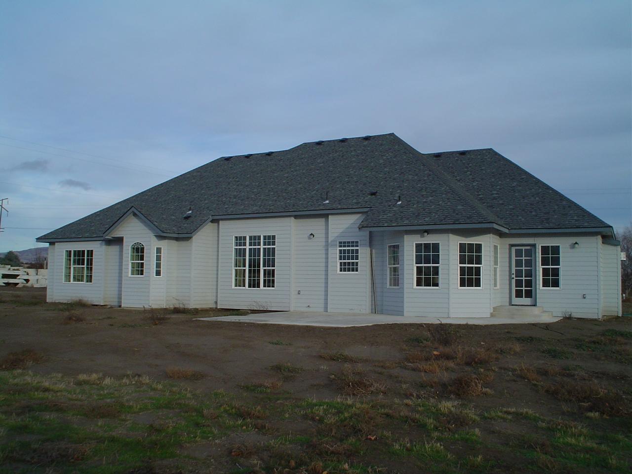 3141 Scoon Road Sunnyside, WA 98944 - Photo 2 of 9 a house that has tree in front of it