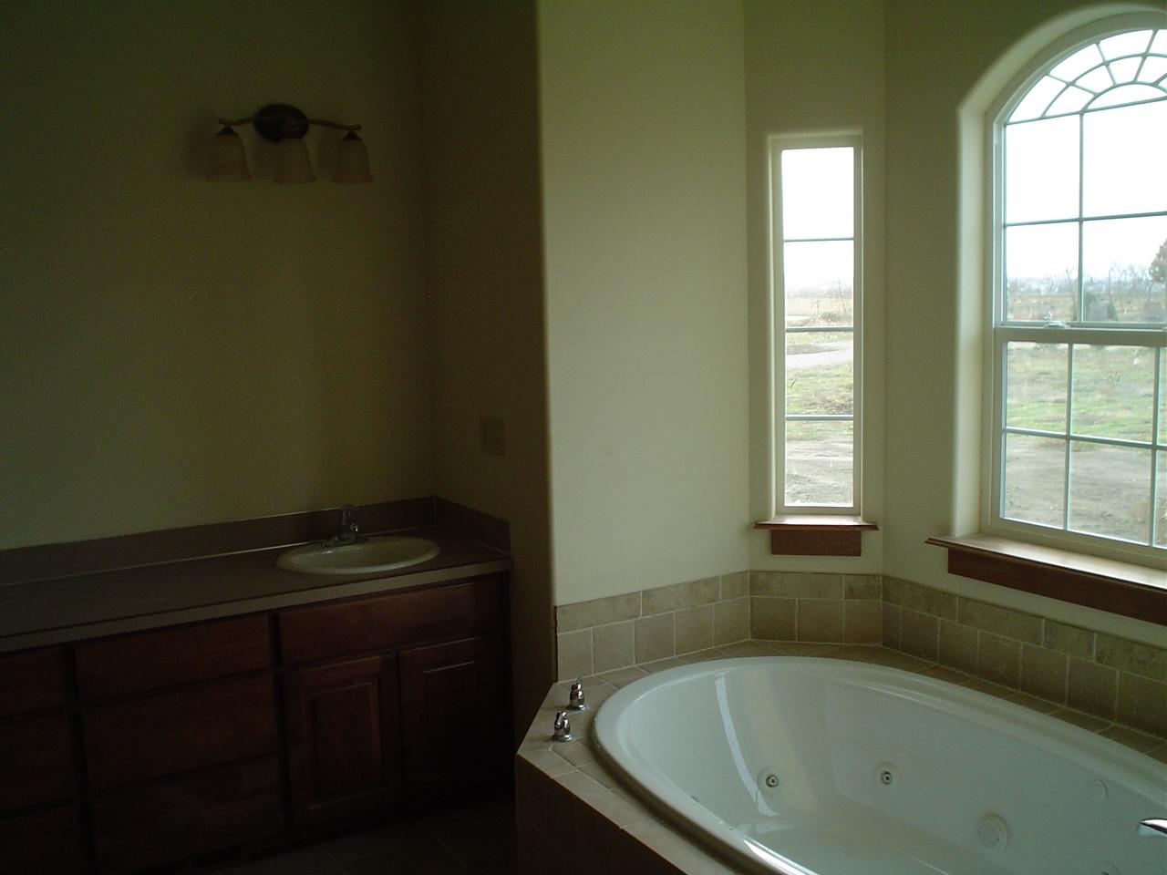 3141 Scoon Road Sunnyside, WA 98944 - Photo 6 of 9 a bathroom with a bathtub and a window
