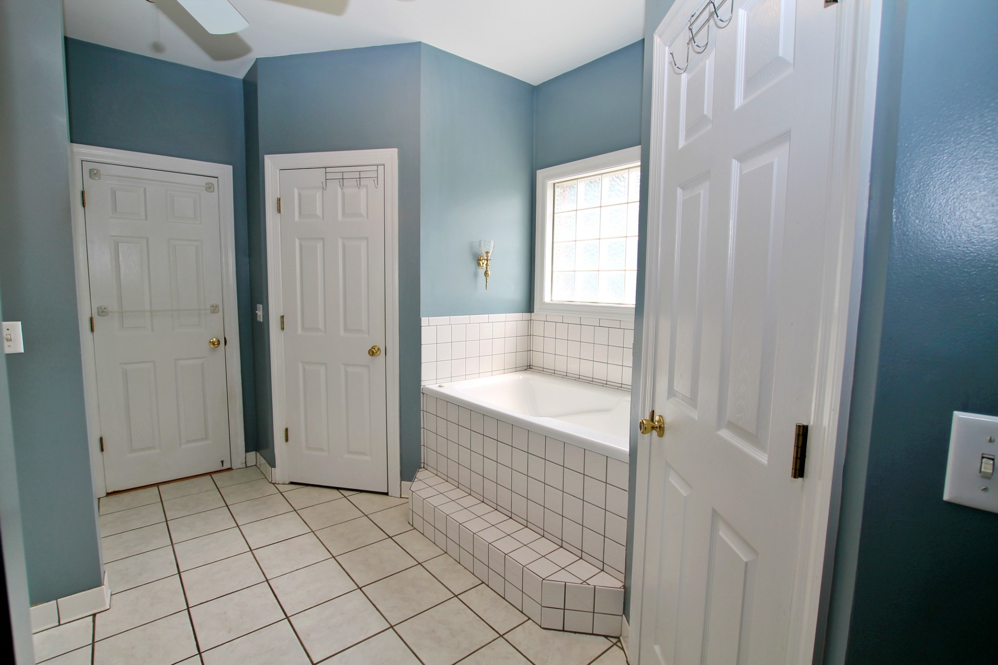 4181 Sandy Springs Road Springfield, TN 37172 - Photo 13 of 44 a bathroom with a bathtub and shower